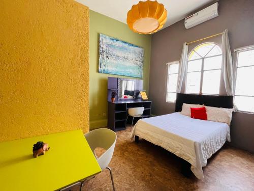 蒙特雷Krishna Guest House的一间卧室设有一张床和黄色的墙壁