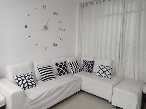 塔克纳Apartamento Amoblado en Tacna的客厅配有带枕头的白色沙发。