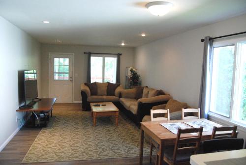 布卢明顿Hoosier Inn- Indiana University的客厅配有沙发和桌子