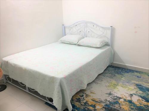 Kampung Saberang BalokCASA ADELIA GUESTHOUSE BALOK PERDANA GEBENG的一间卧室配有一张带白色床罩的床