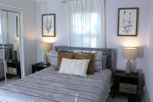 赛维尔维尔Stay at The Retreat! Gatlinburg-Dollywood的一间卧室配有一张带枕头的床和两盏灯。