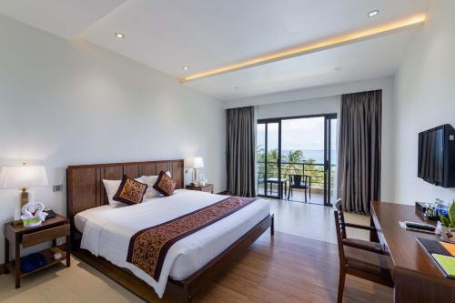 昆岛昆岛度假酒店的酒店客房配有一张床、一张书桌和一台电脑