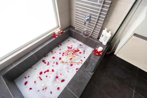吉隆坡SETAPAK CENTRAL KL-zeta suite by ALOHA的浴室里地板上设有红色花卉淋浴