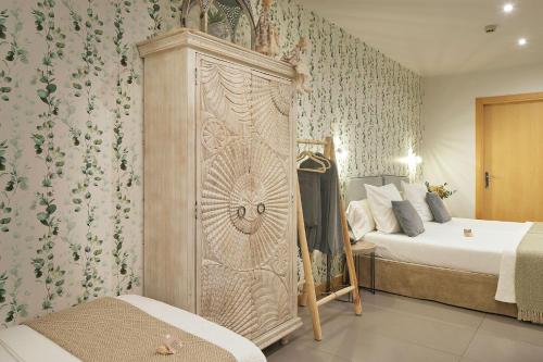 奥利奥Hotel Boutique Txanka Erreka PARKING INCLUIDO的一间卧室配有一张床和一个大型木制橱柜