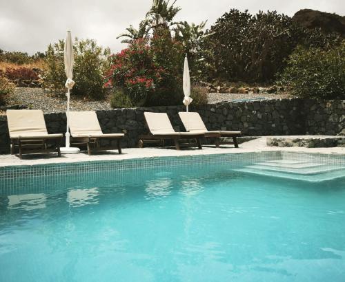 布埃纳维斯塔德尔诺尔特Viña Camello的一个带两把椅子的游泳池和一个游泳池