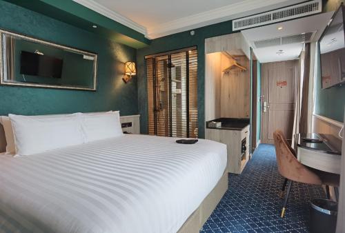 The Coach Hotel Sukhumvit - Asok BTS Bangkok by Compass Hospitality客房内的一张或多张床位