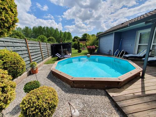CourtisolsGîte et chambre d'hôtes en Champagne的一座房子后院的游泳池
