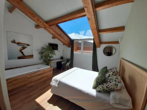 SerranillosHotel Camino de las Estrellas的一间卧室设有一张床和一个大窗户