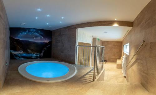 弗尔赫拉比Resort Vrchlabí的大型浴室设有大型蓝色浴缸。