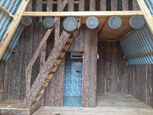 Da Ðeum (2)Homestay Da Blah的木房子,设有木楼梯和门