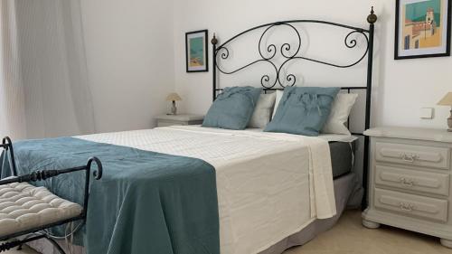 EsteponaEspectacular apartamento primera linea de playa - Golf的一间卧室配有一张带蓝色枕头的大床