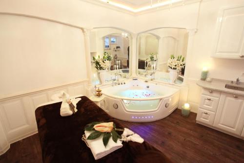 奥茨塞巴德·迪尔哈根阿莫索利姆公寓的带浴缸和盥洗盆的大浴室