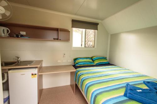 米卡萨拉米卡萨拉假日公园的一间带床和水槽的小卧室
