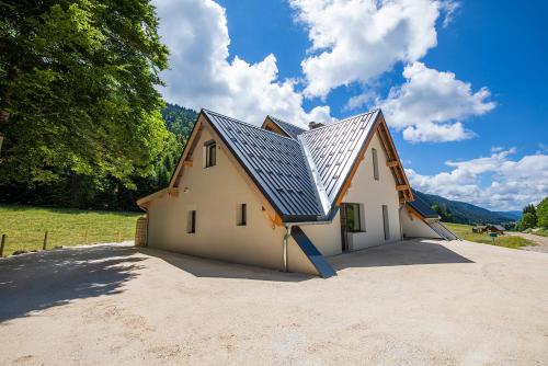 奥特朗Gîte La Résilience, sur la piste de ski d'Autrans的一座大型白色房屋,有金属屋顶