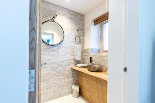 邓弗里斯The Stables - Luxury Cottage的一间带水槽和镜子的浴室