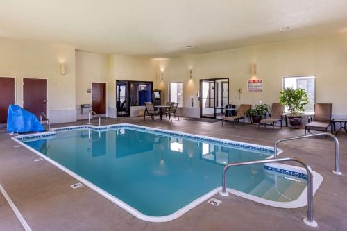斯普林菲尔德斯普林菲尔德机场贝斯特韦斯特普拉斯酒店的在酒店房间的一个大型游泳池