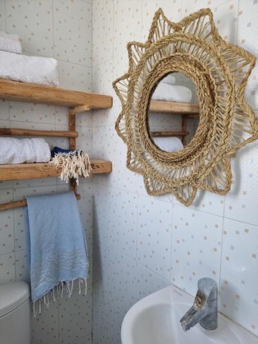 西迪·布·赛义德Cosy 1bdr, with a terasse in heart of Sidibou的浴室的墙上设有金色大镜子