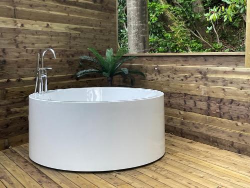 Moriリバウッドリゾート的木制甲板上的白色浴缸