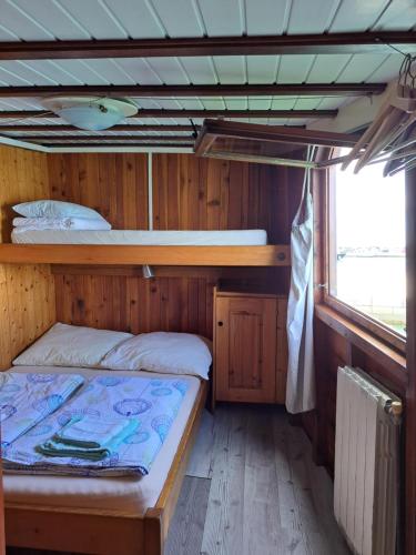 乌马格Boat & breakfast的小木屋内一间卧室,配有一张床