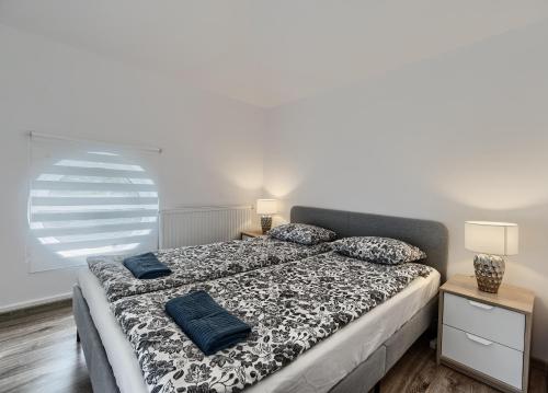 索波特Apartament Kajuta - NoclegiSopot的一间卧室配有一张带蓝色枕头的床。