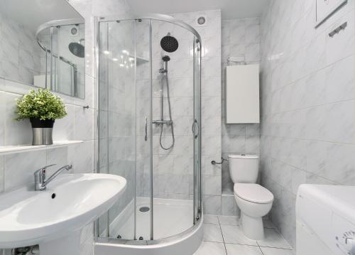索波特Apartament Kajuta - NoclegiSopot的带淋浴、盥洗盆和卫生间的浴室