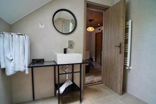 胡内多阿拉CORVIN HOUSE的一间带水槽和镜子的浴室