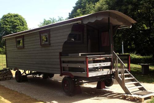 Saint-Vincent-en-BresseBelle Roulotte unique en pleine campagne Au Jardin de la Vouivre的拖车上带屋顶的移动房屋