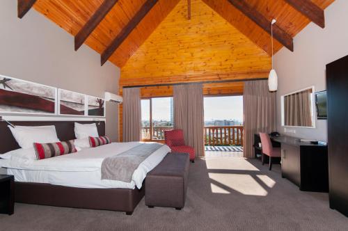 伊丽莎白港科尔威酒店的一间卧室配有一张床和一张书桌