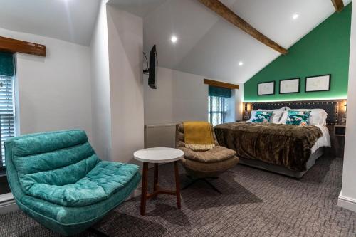 Highpeak JunctionThe Swan Inn的一间卧室配有一张床和一把椅子