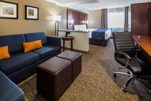 埃尔帕索埃尔帕索机场舒适套房酒店的酒店客房设有一张沙发和一张床