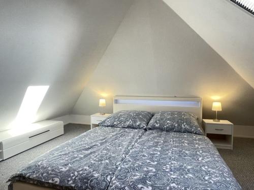 Neu PastitzFerienhaus Schwan的一间卧室,两边都配有一张床和两盏灯
