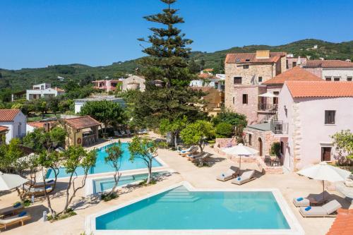 SpiliáSpilia Village Hotel & Villas的一座带游泳池和度假村的别墅