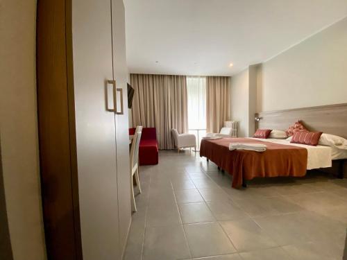 米兰Hotel Vintage Milano Centrale的酒店客房设有床和客厅。