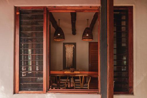 图卢姆Casa Nalum的一个带桌子和灯的用餐室的窗户