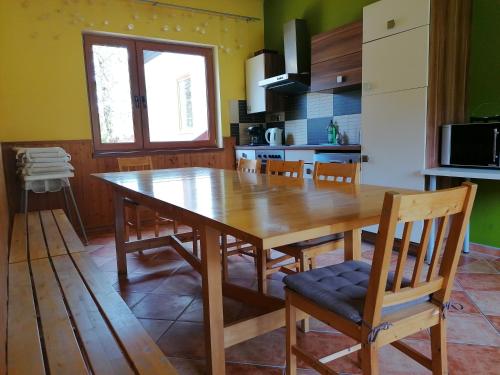帕尔福Adventure House的厨房配有木桌和椅子