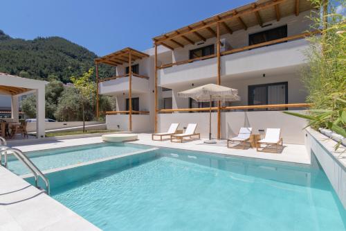 斯卡拉伯塔麦斯Rastoni - Relax & Retreat的一座带游泳池和房子的别墅