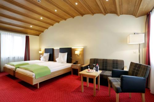 沙夫豪森班霍夫贝斯特韦斯特普莱斯酒店的酒店客房,配有一张床和两把椅子
