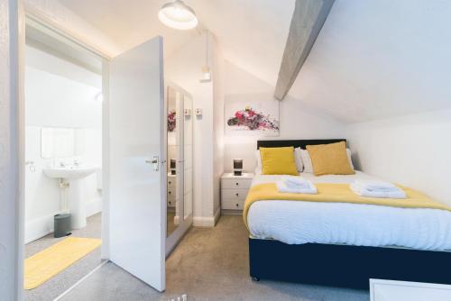 达宁顿堡DD Apartment 8 - Free Parking - Fast Wifi的一间卧室设有一张大床和一个水槽