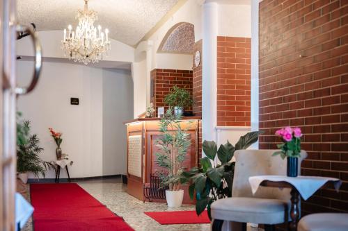 Sankt Paul im Lavanttal福莱塔格酒店的大堂铺有红地毯,配有吊灯