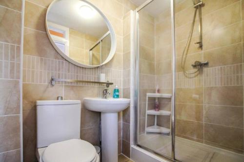 布里斯托PRIME LOCATION - Modern Central Apartment的一间带卫生间、水槽和镜子的浴室