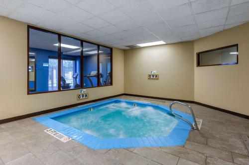 休斯顿Comfort Inn & Suites SW Houston Sugarland的大型游泳池,位于带大窗户的房间内