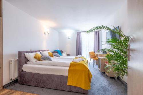 韦巴Nova Fala的一间卧室配有一张大床,床上有黄色的毯子