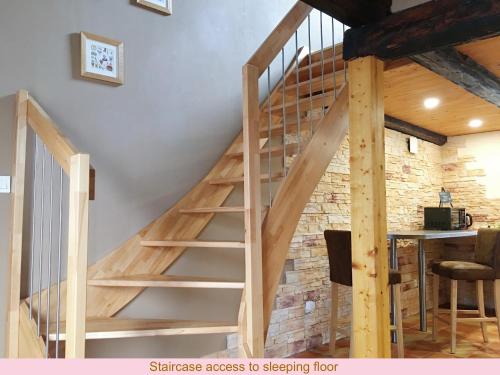 MunchhausenMaison de la Sauer - Bed and Breakfast | Chambre d’hôtes | Ferienhaus的砖墙房间的木楼梯