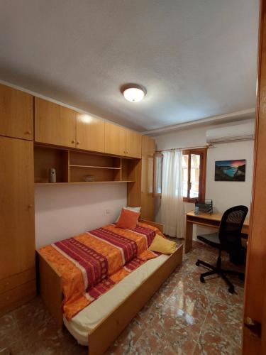 圣波拉Casa Valentino的一间卧室配有一张床和一张书桌