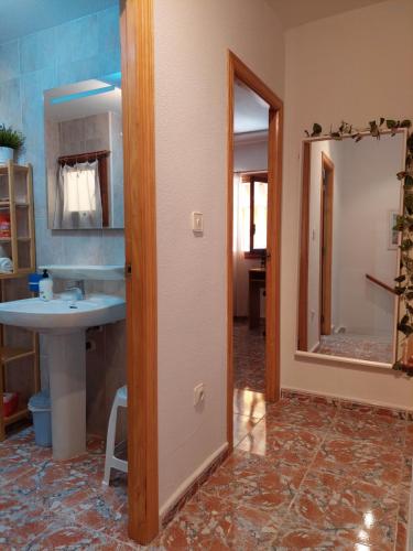 圣波拉Casa Valentino的一间带水槽和镜子的浴室