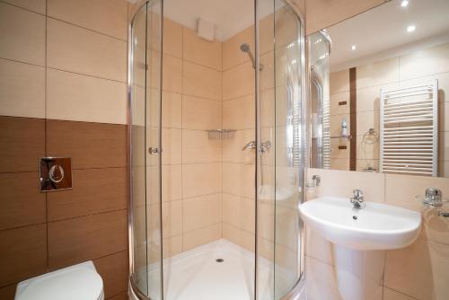 韦巴Villa Luka的带淋浴和盥洗盆的浴室