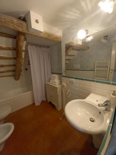 奥维多Camere Urbevetus的一间带水槽和镜子的浴室