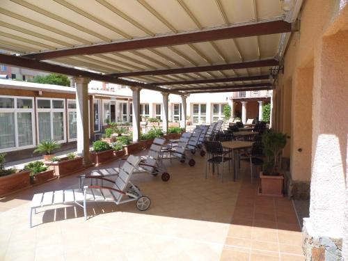 马达莱纳尼雷迪住宅酒店的户外庭院设有桌椅和窗户。