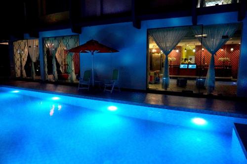 波德申迪克逊港天空海豚酒店的夜晚的游泳池,灯光蓝色