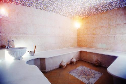车里雅宾斯克贝拉斯卡公园酒店的带浴缸和盥洗盆的浴室
